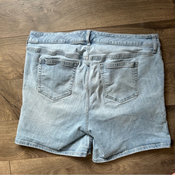 Sold x list Torrid Blue Jean Shorts Light Wash Mid-Length Size 16 - Picture 4 of 5